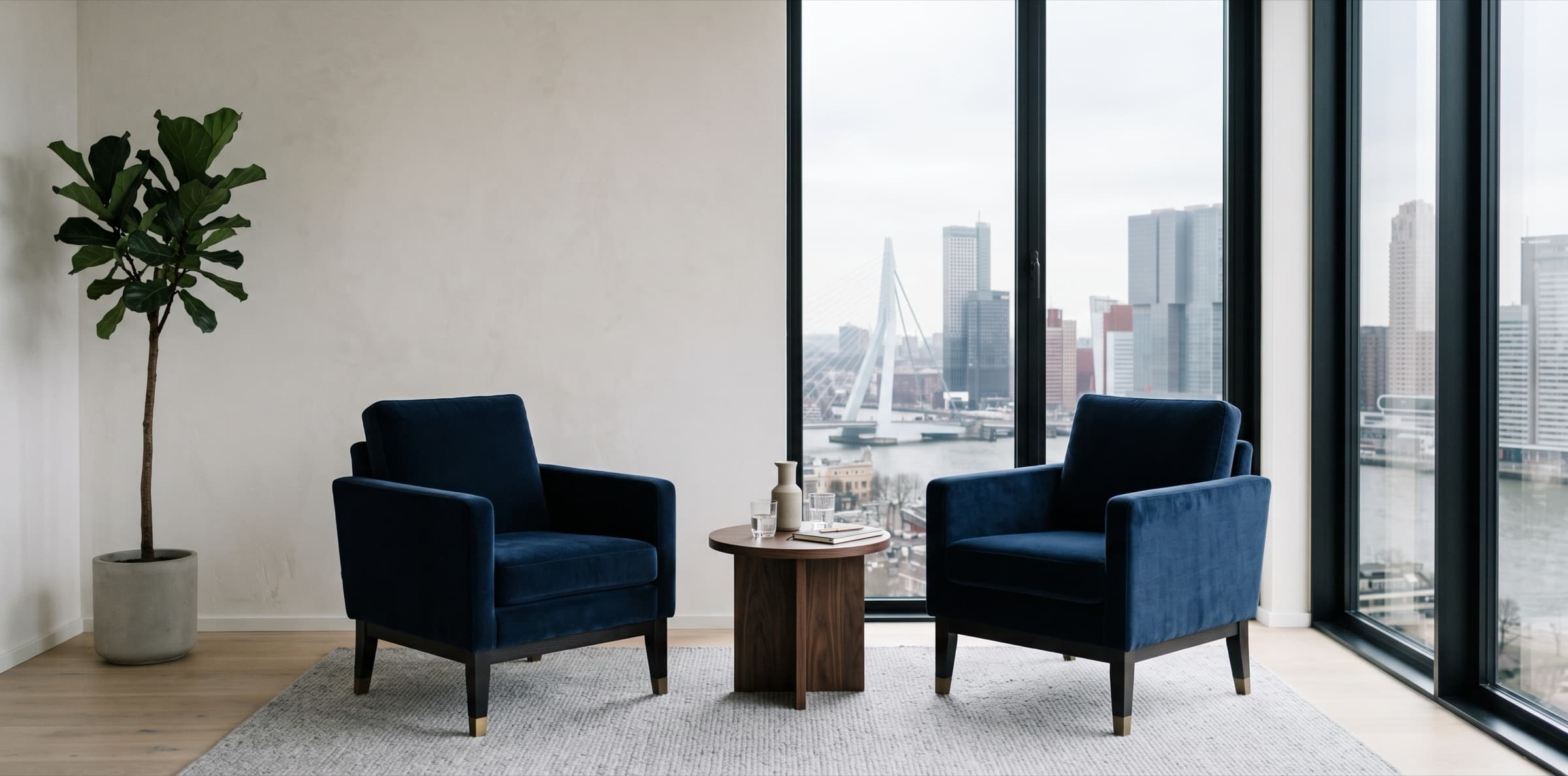 Zithoek met uitzicht over de Maas en de Rotterdamse skyline
