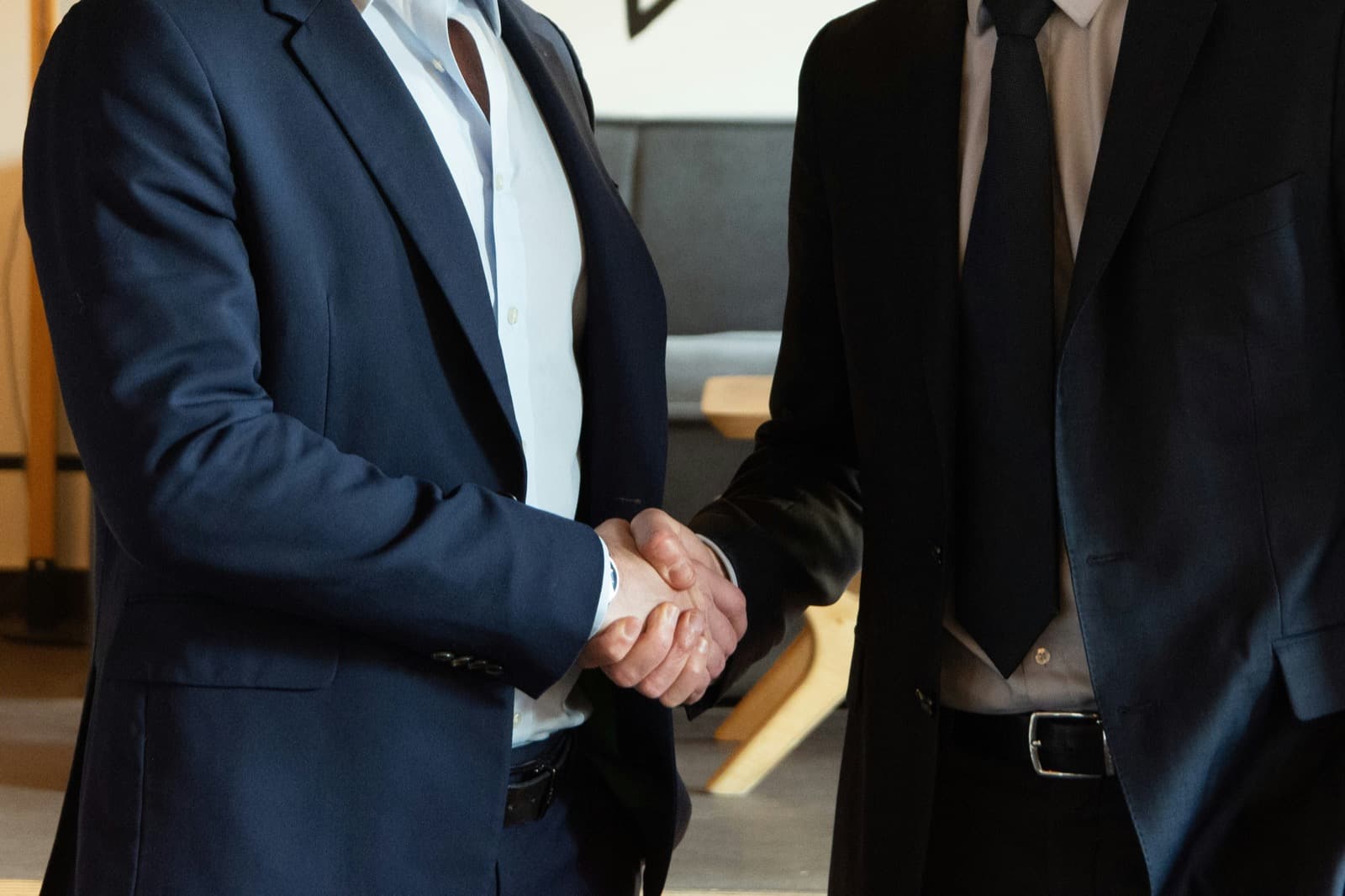 Handdruk tijdens een gesprek bij Legal Account
